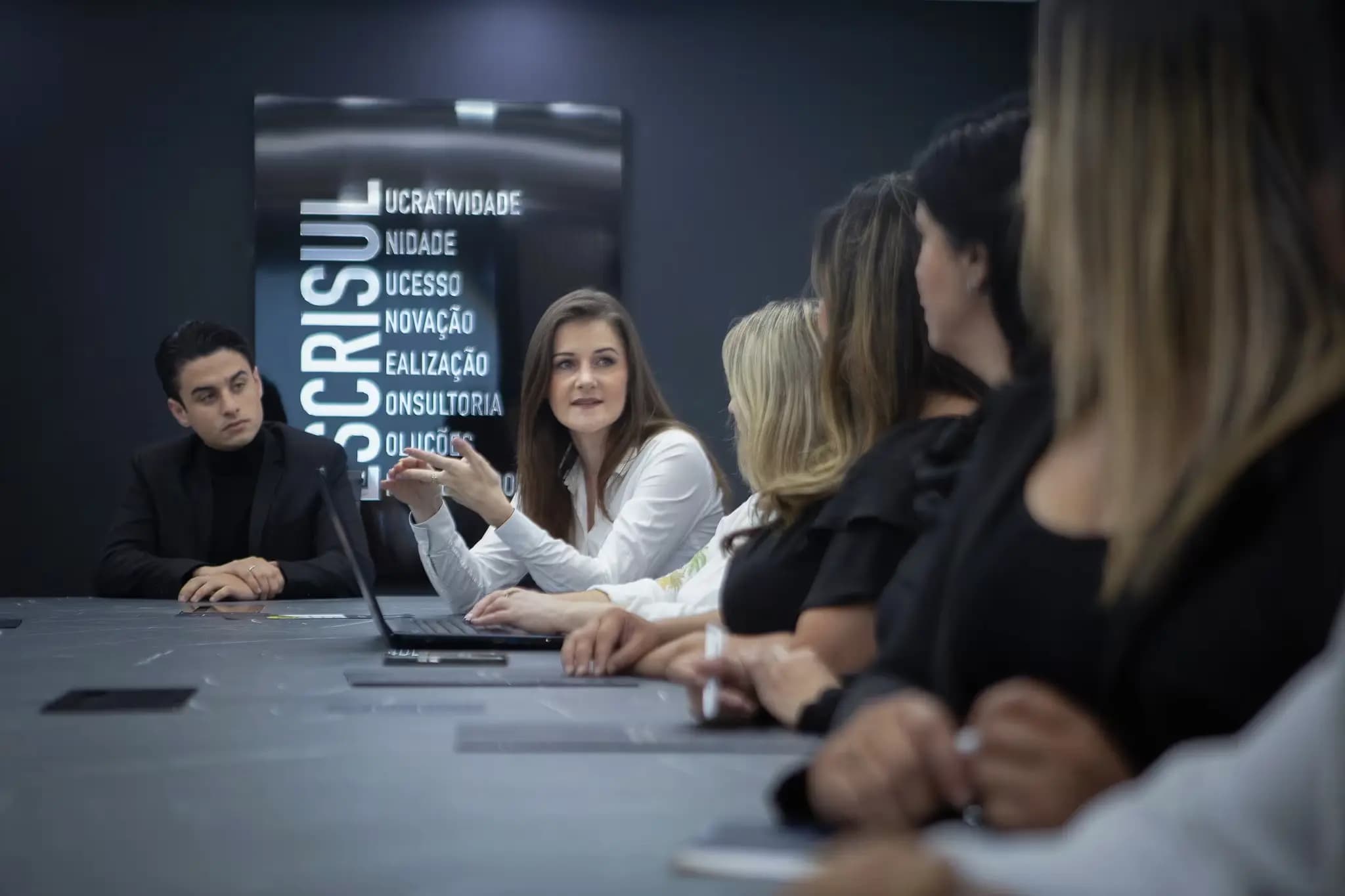 Equipe da Escrisul reunida no escritório em Curitiba